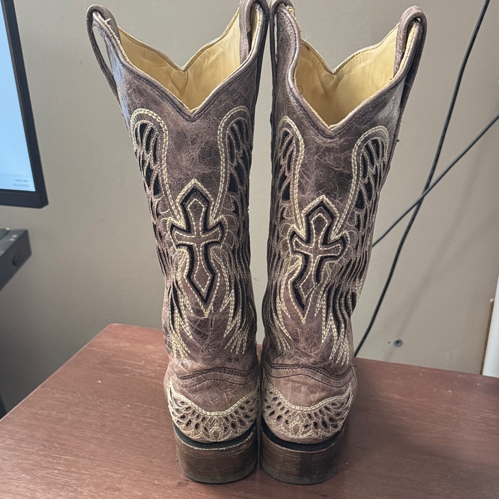 Corral Boots with beautiful Cross and wings design - Picture 8 of 8
